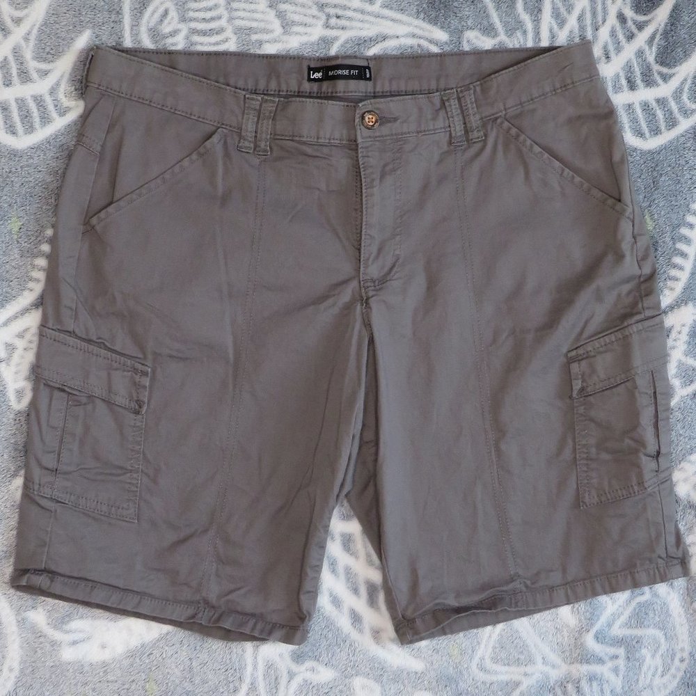 Lee* Women's 1.5" Belt Loop Multipocketed Midrise Cargo Shorts~ Size (14) Medium